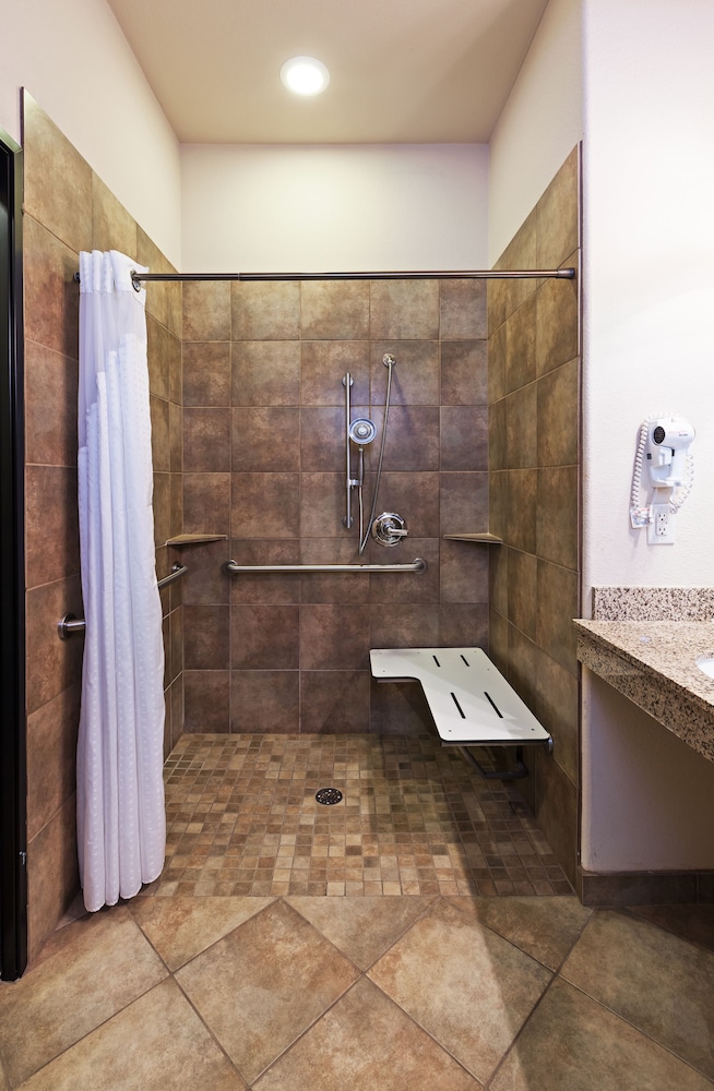 Holiday Inn Express Hotel And Suites Brady 16/47