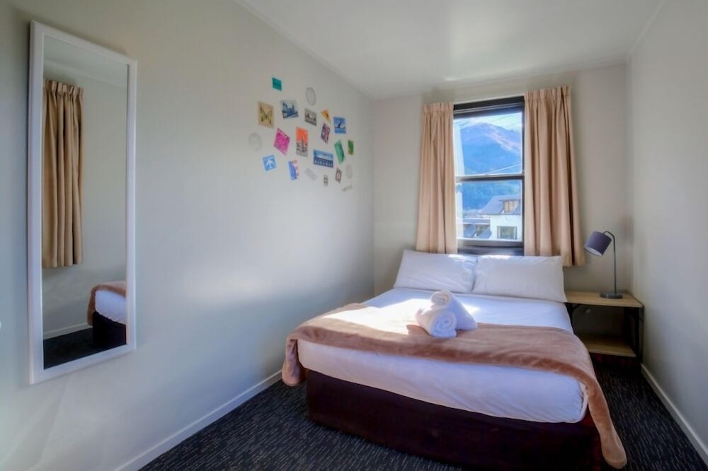 ROOM, DOUBLE BED