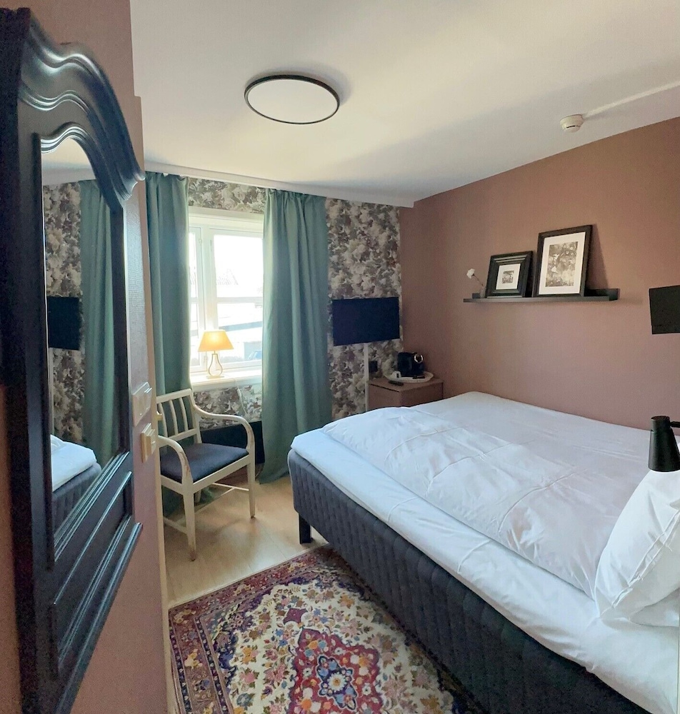 Mini, Queen Bed