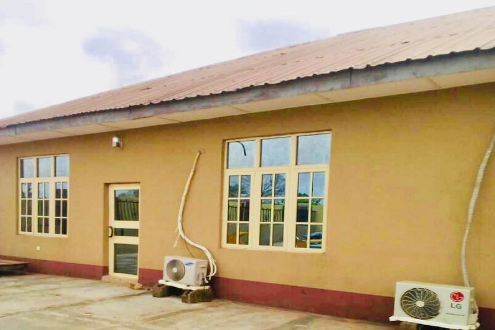 Momak 4 Hotel & Suites 1/7