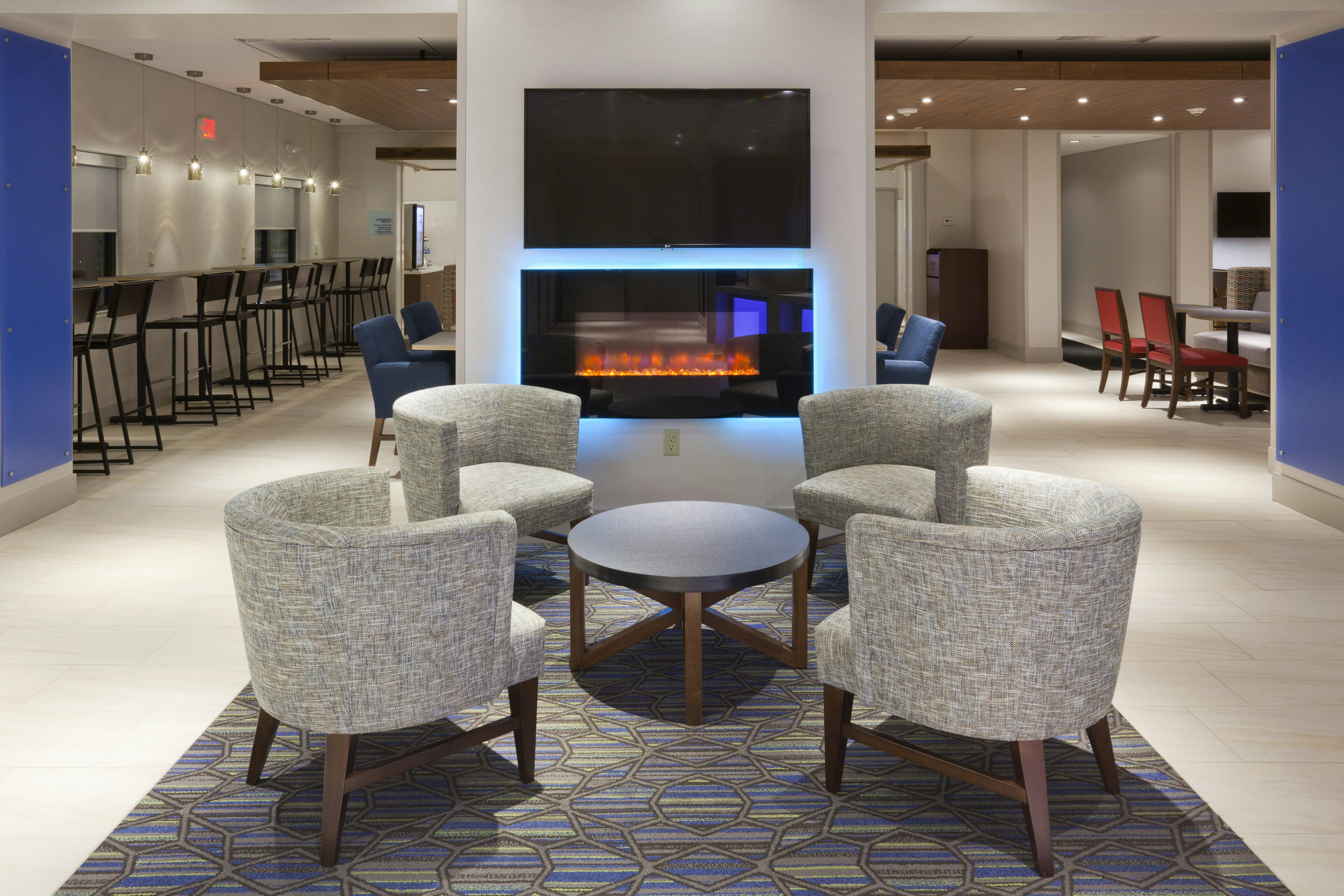 Holiday Inn Express Roseville-St. Paul 26/52