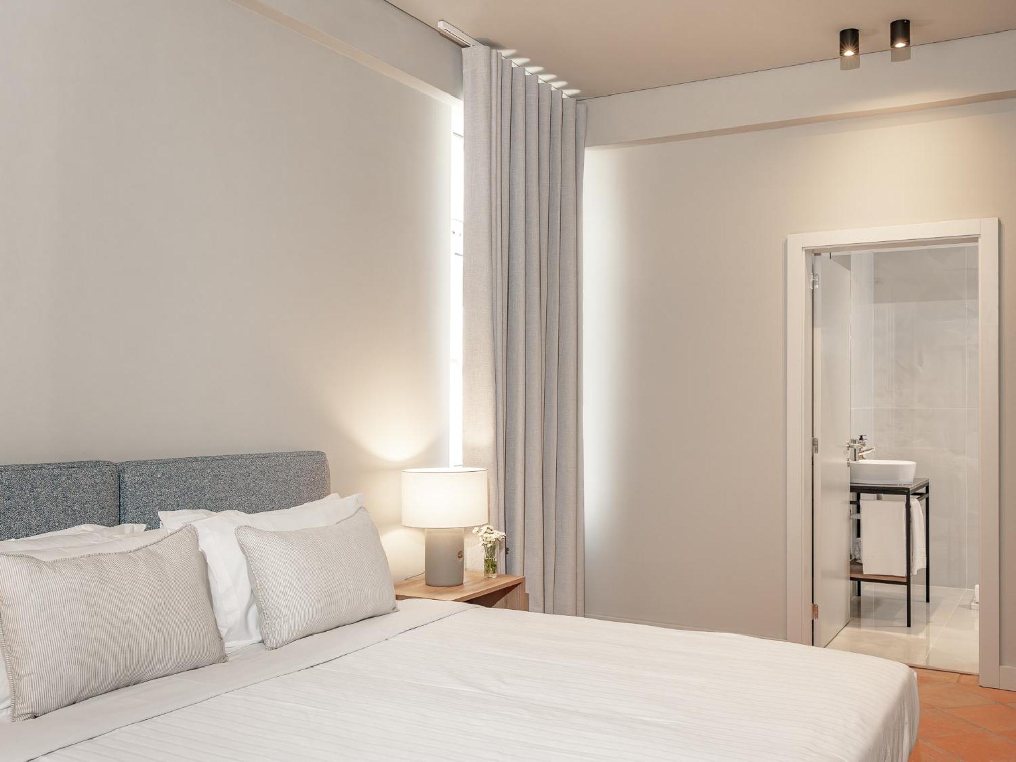 Charming, Double or Twin Bed