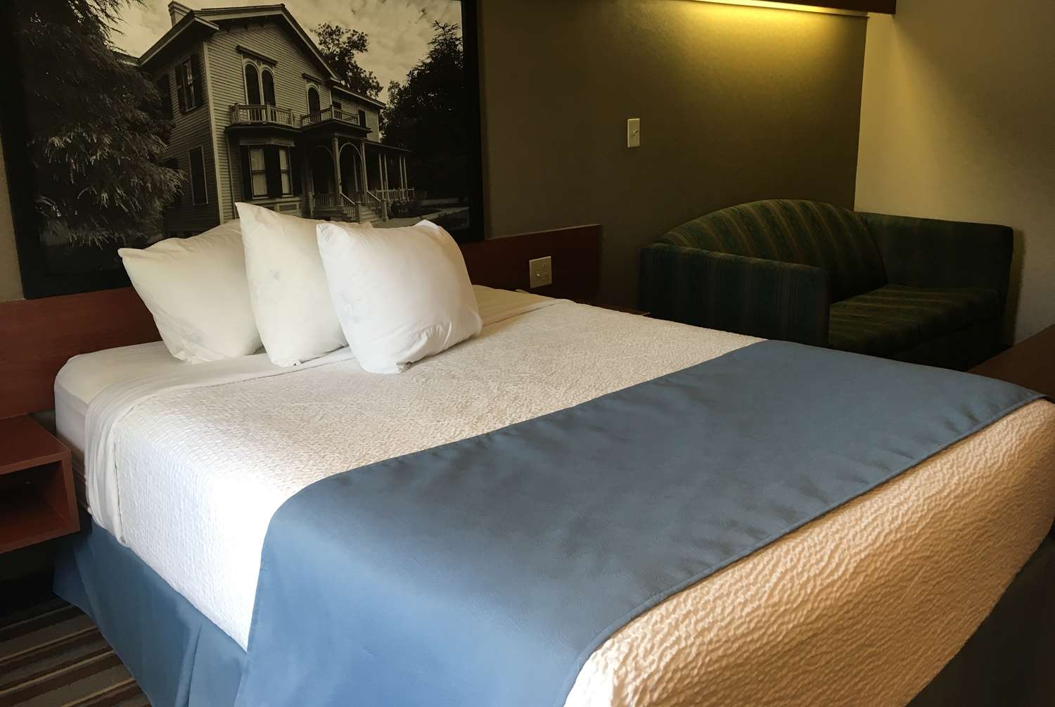 Super 8 By Wyndham Harbison Parkridge Hospital 12/30