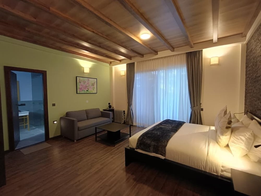 Hotel Eagles Nest 12/41