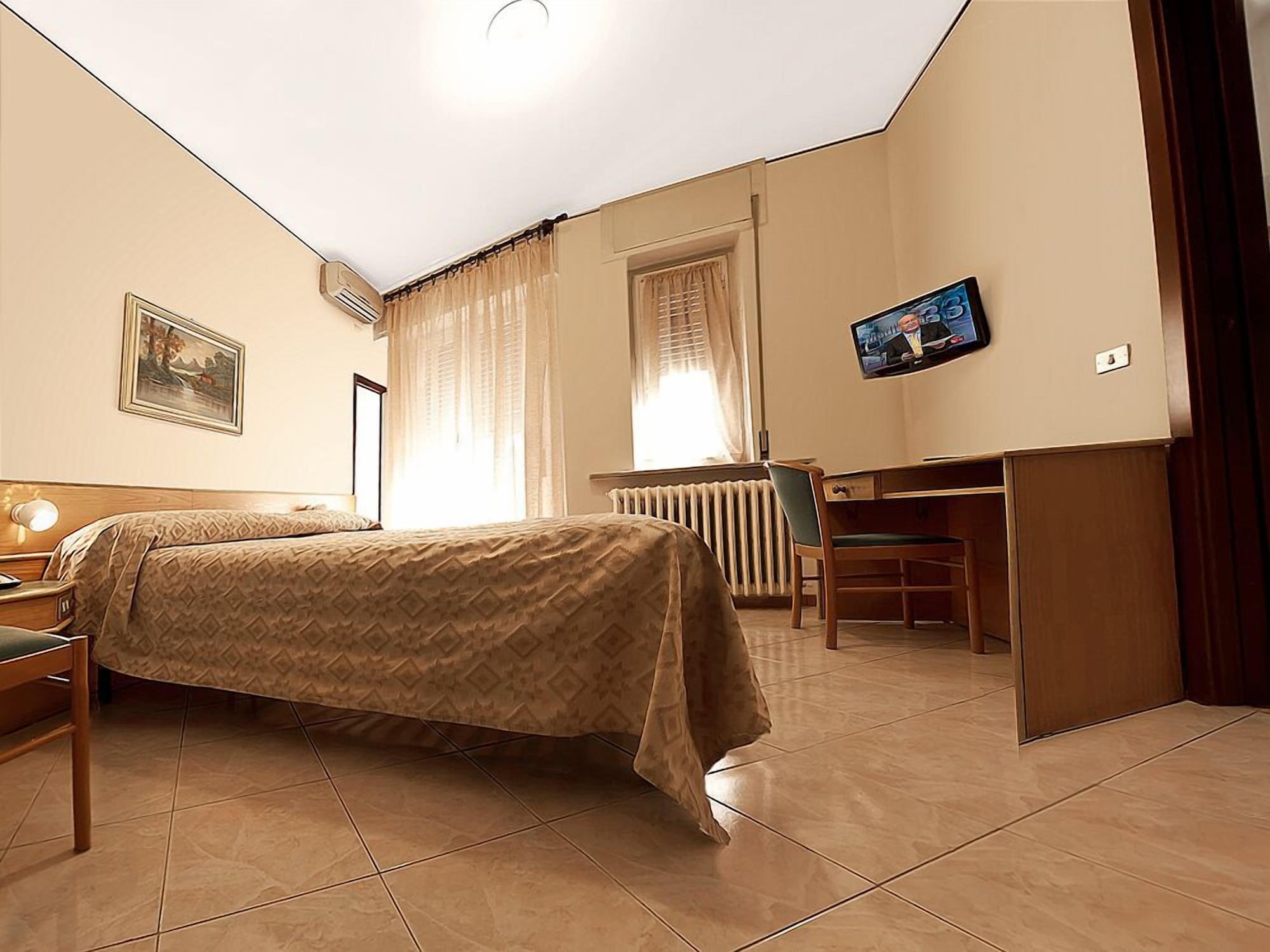 Room, Twin Beds, Hotel Citta Studi 6/10