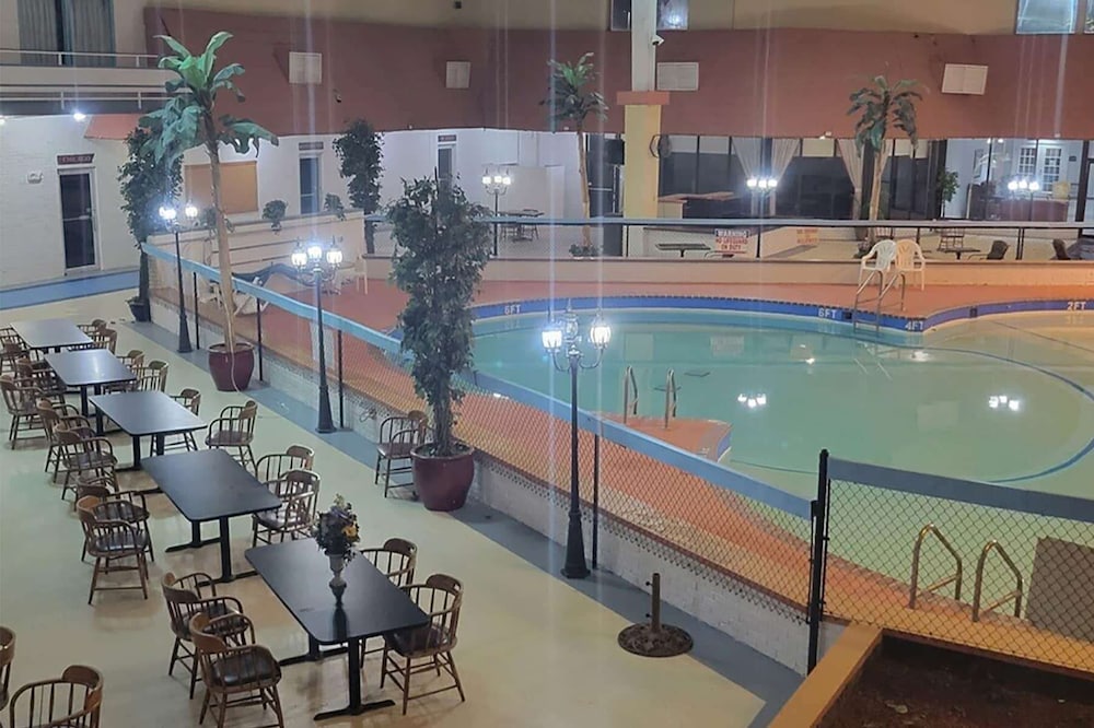 Howard Johnson by Wyndham Hannibal 12/20