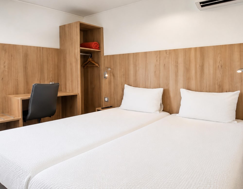 BRIT HOTEL PLAISANCE 17/61