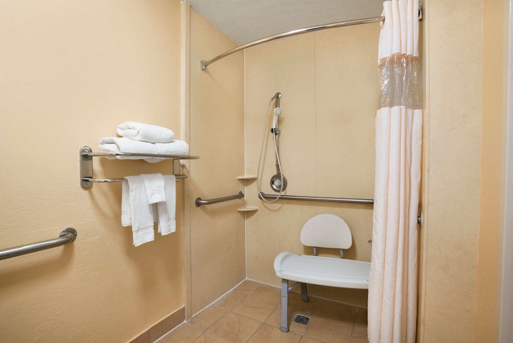 Days Inn By Wyndham Jacksonville Airport 20/31