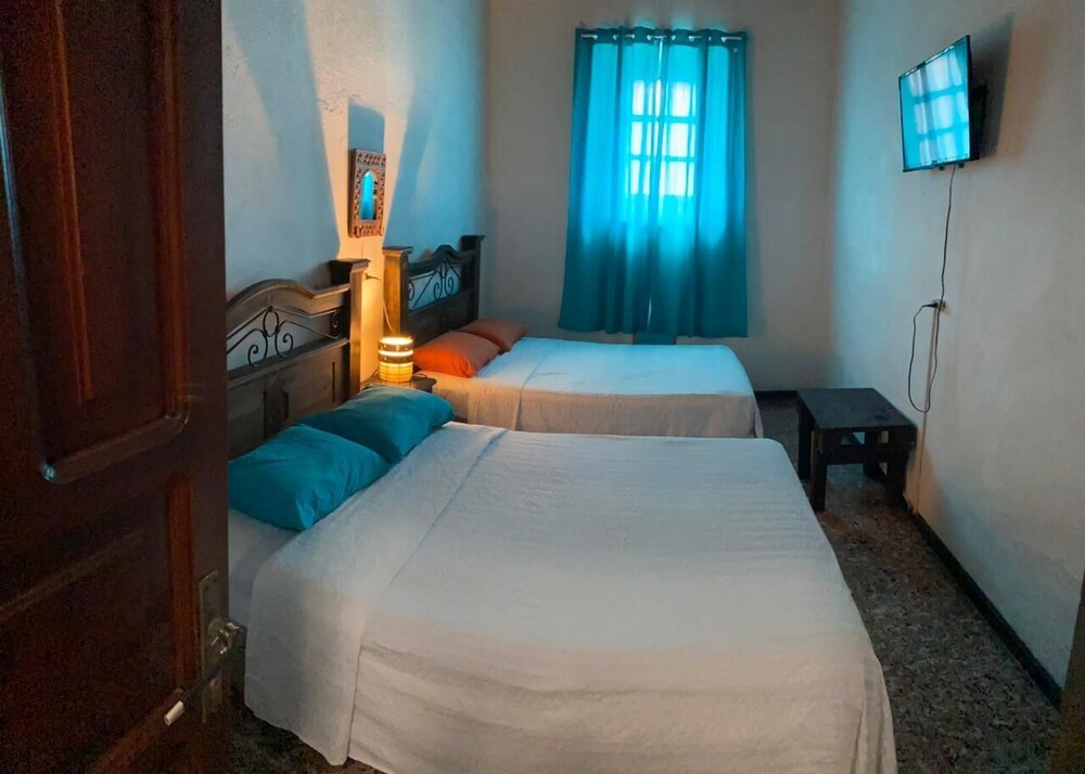 Feathers Hotel And Lounge - Hostel 25/60