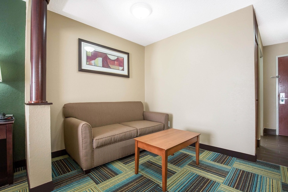 Quality Inn & Suites Arnold St Louis 22/29