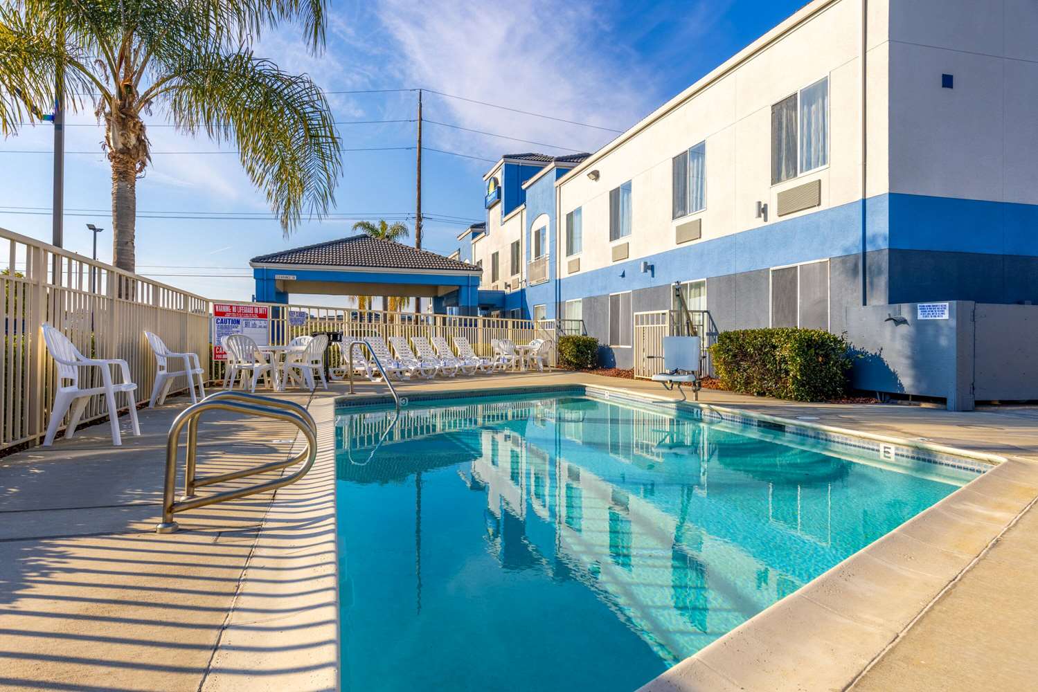 Days Inn by Wyndham Lathrop 20/37