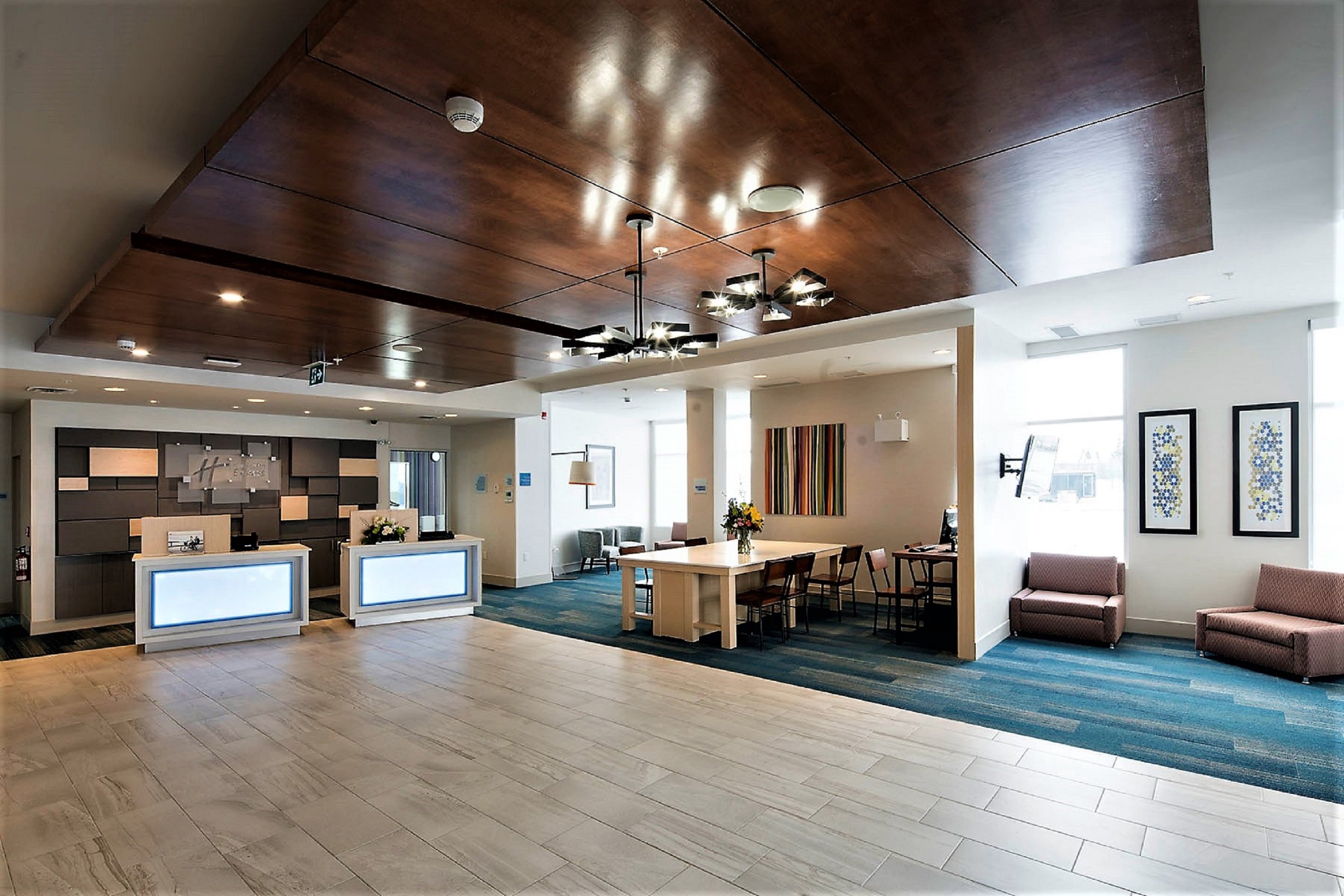 HOLIDAY INN EXPRESS RED DEER NORTH 26/38