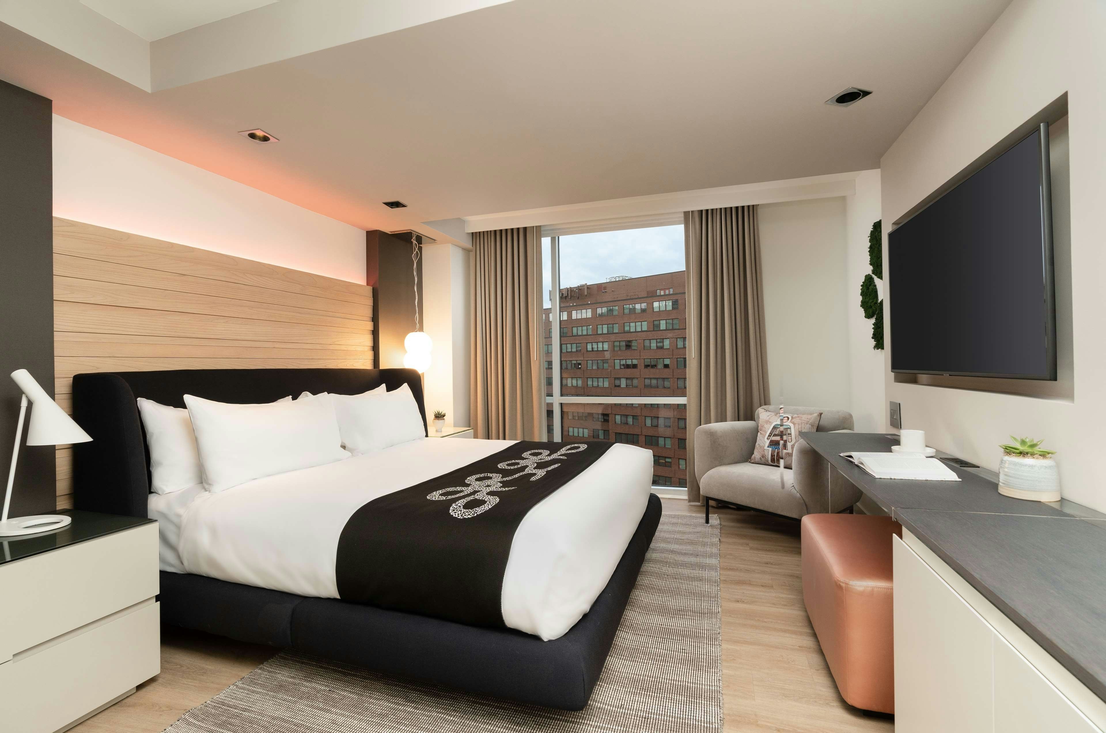 Zena, King Bed, City View