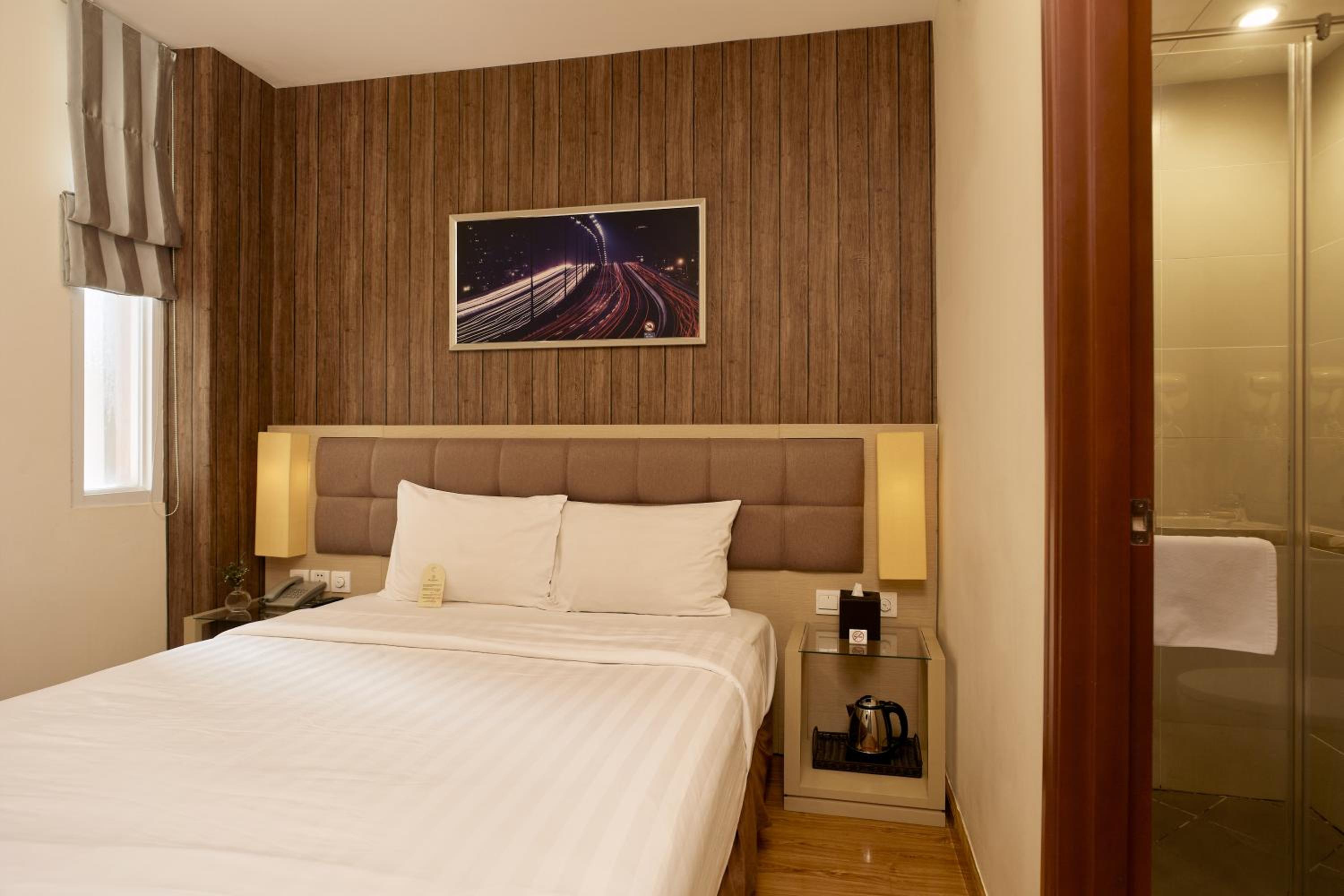 Superior, Queen Bed, No Window