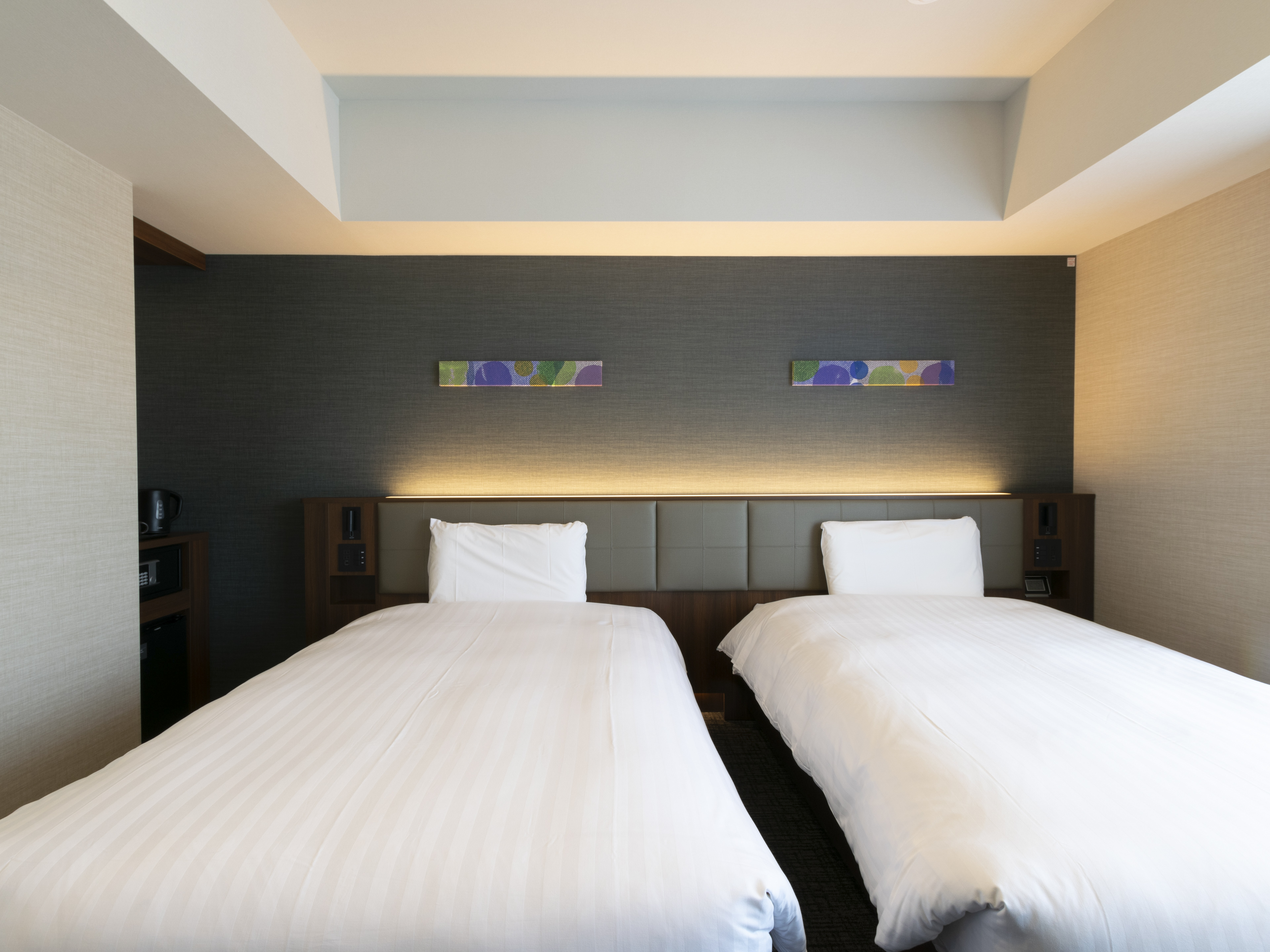 ROOM, TWIN BEDS