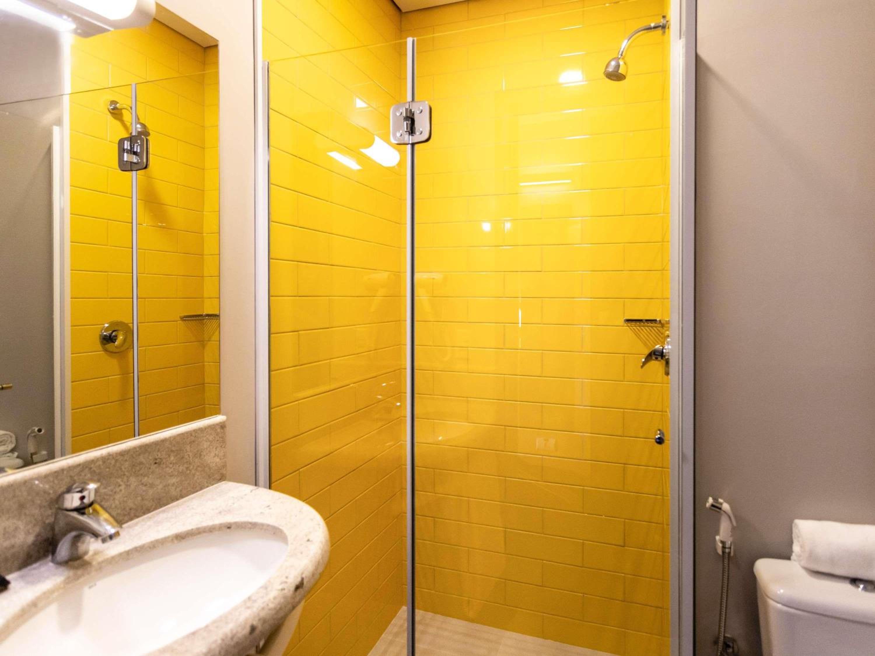 غرفة بسرير مزدوج وسرير فردي مع أريكة، Ibis Palmas Avenida Jk Hotel 8/8
