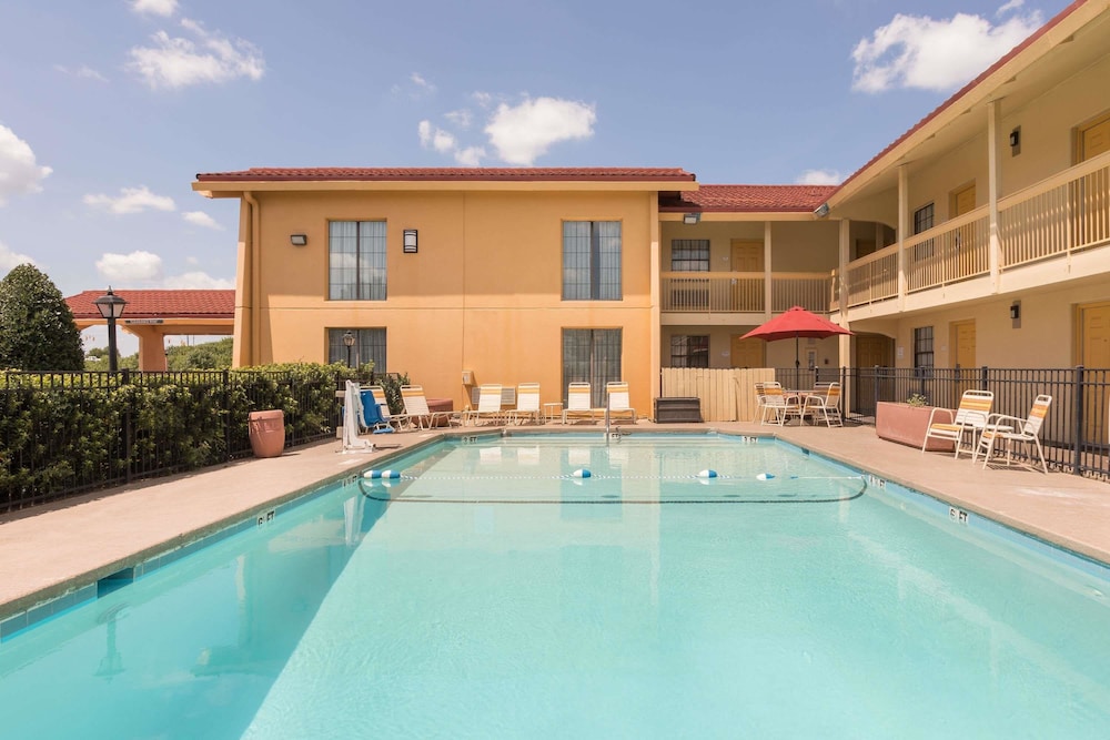 Baymont By Wyndham Greenville Woodruff Rd 5/31
