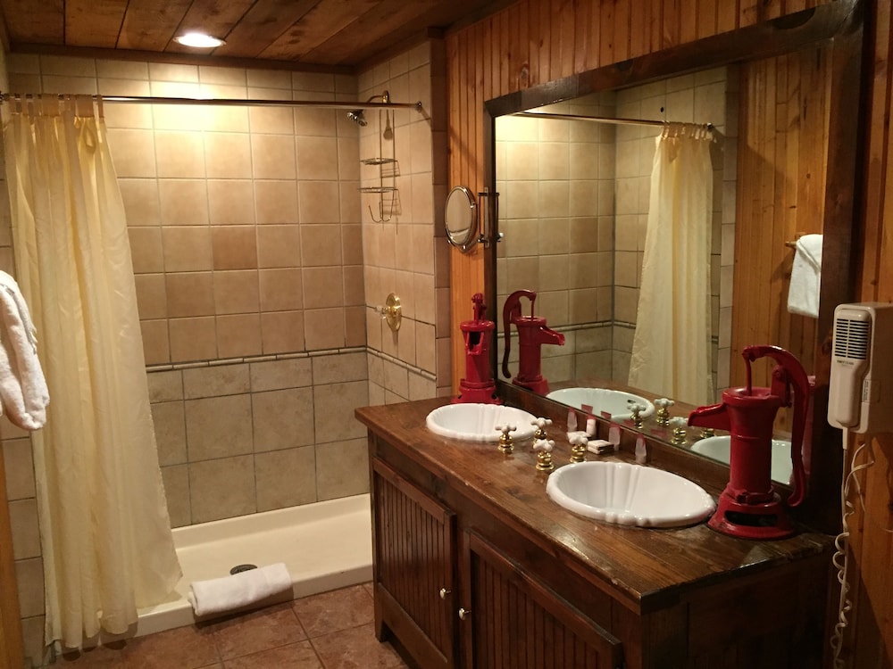 Western, Theme, Suite, King Bed, Bunk Beds, Hot Tub, Smoking