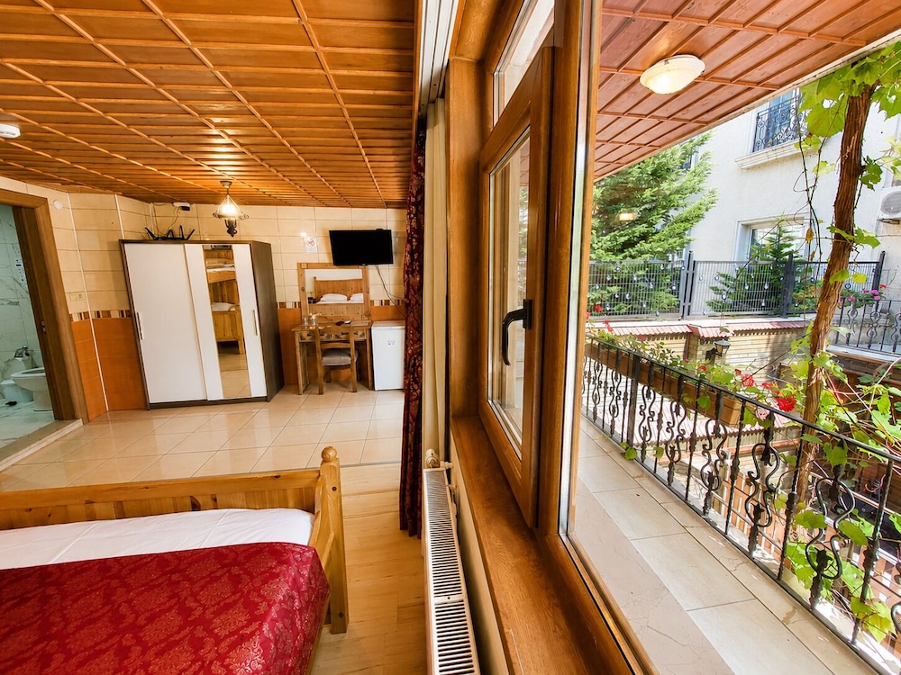Saruhan Hotel 12/57