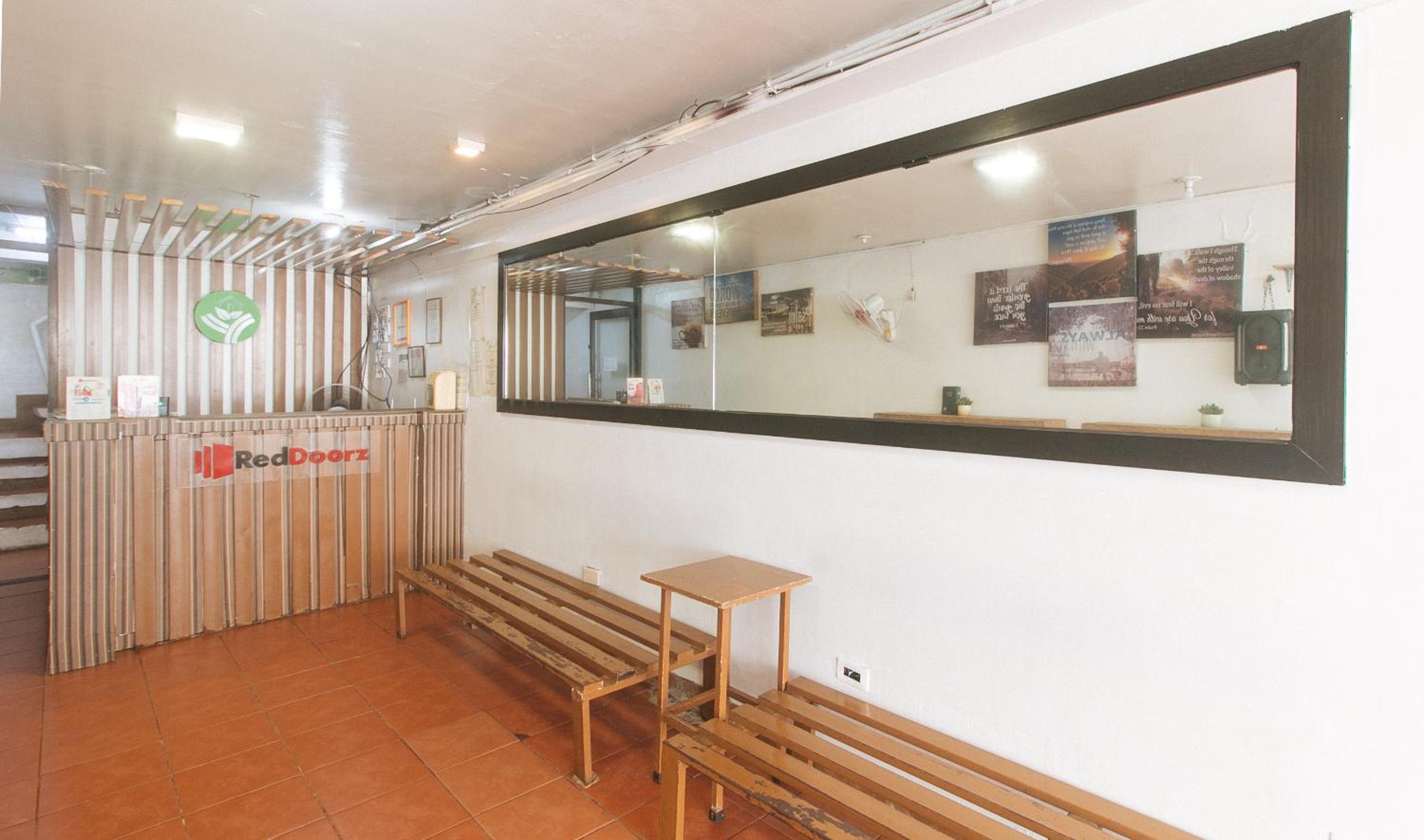RedDoorz near OWWA Pasay 7/46