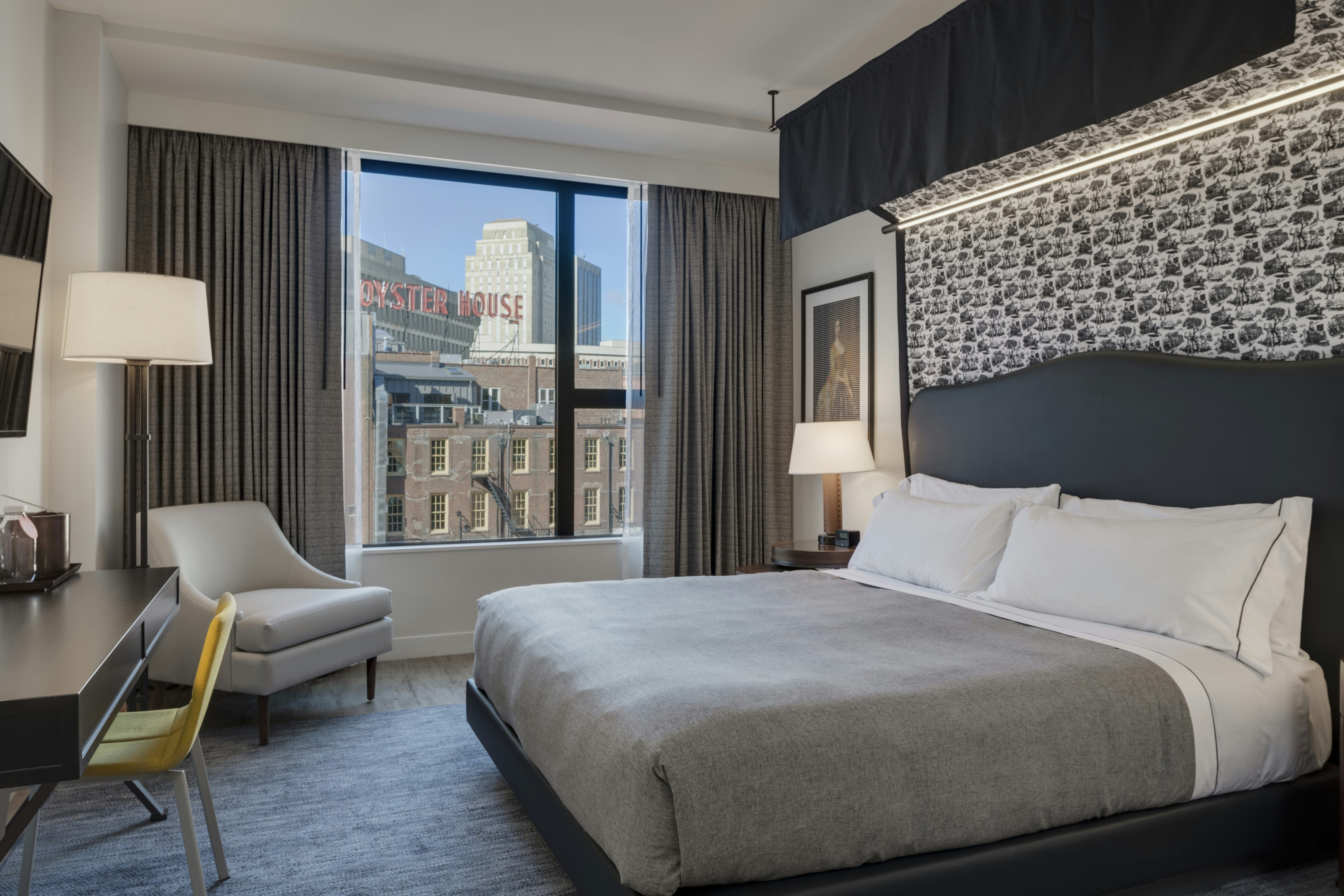 غرفة بسرير كينج بإطلالة على المدينة، Canopy by Hilton Boston Downtown 2/3