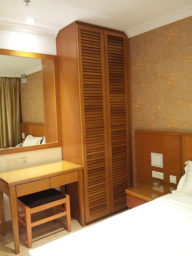 Cardogan Hotel 24/46