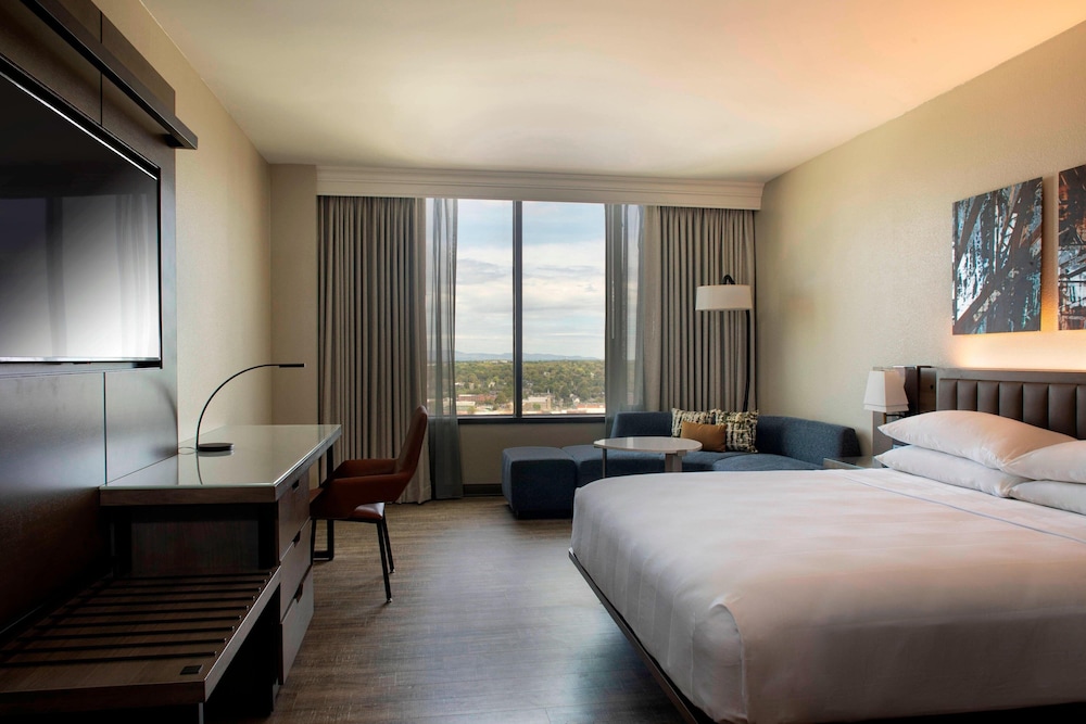 Club, King Bed