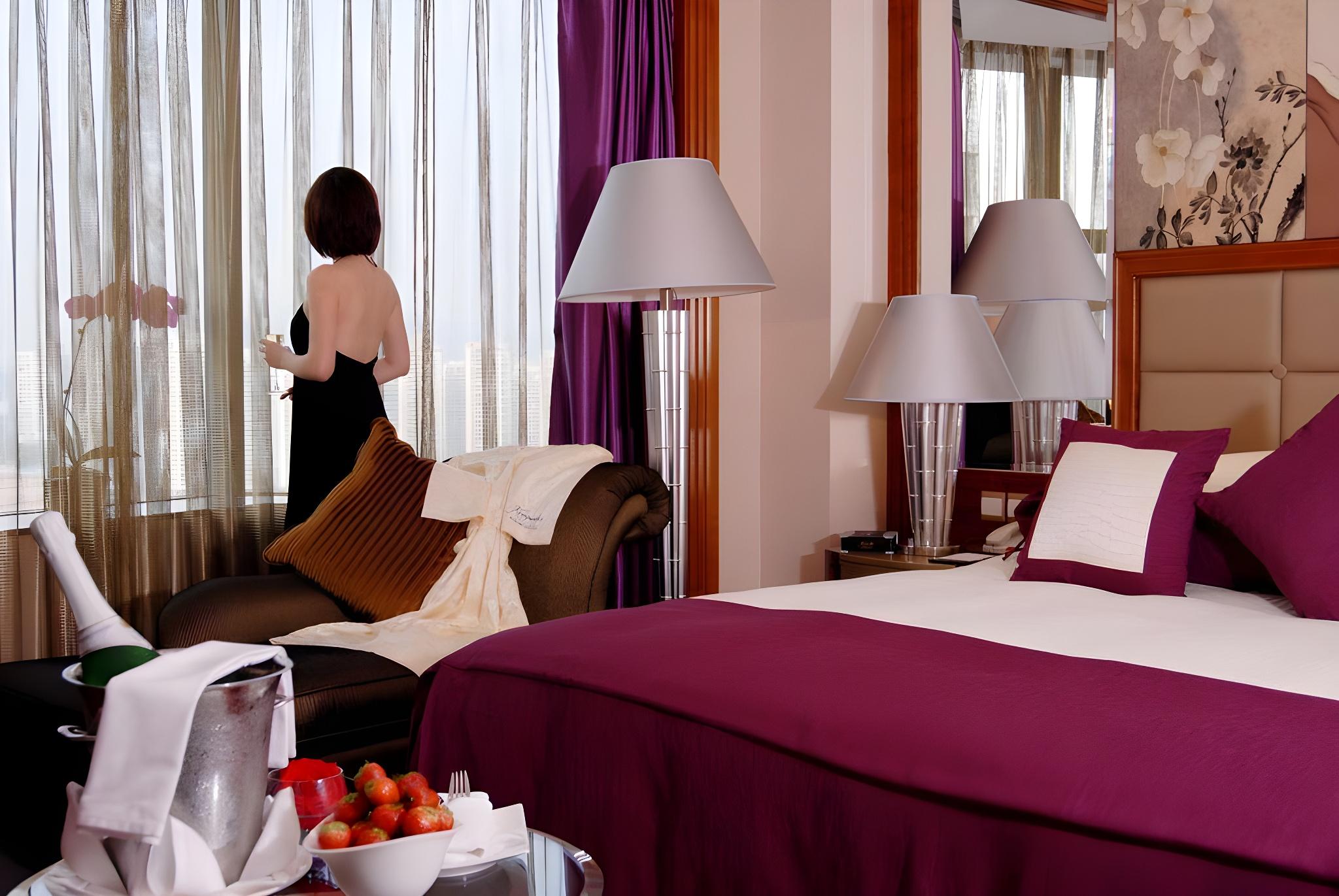 Ladies, Twin Beds