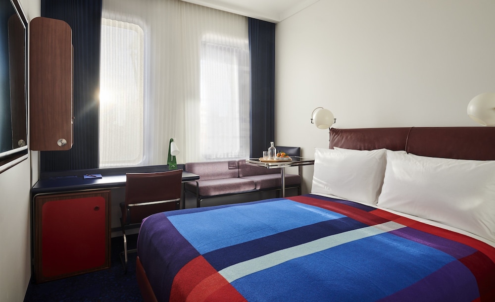 STANDARD, QUEEN BED