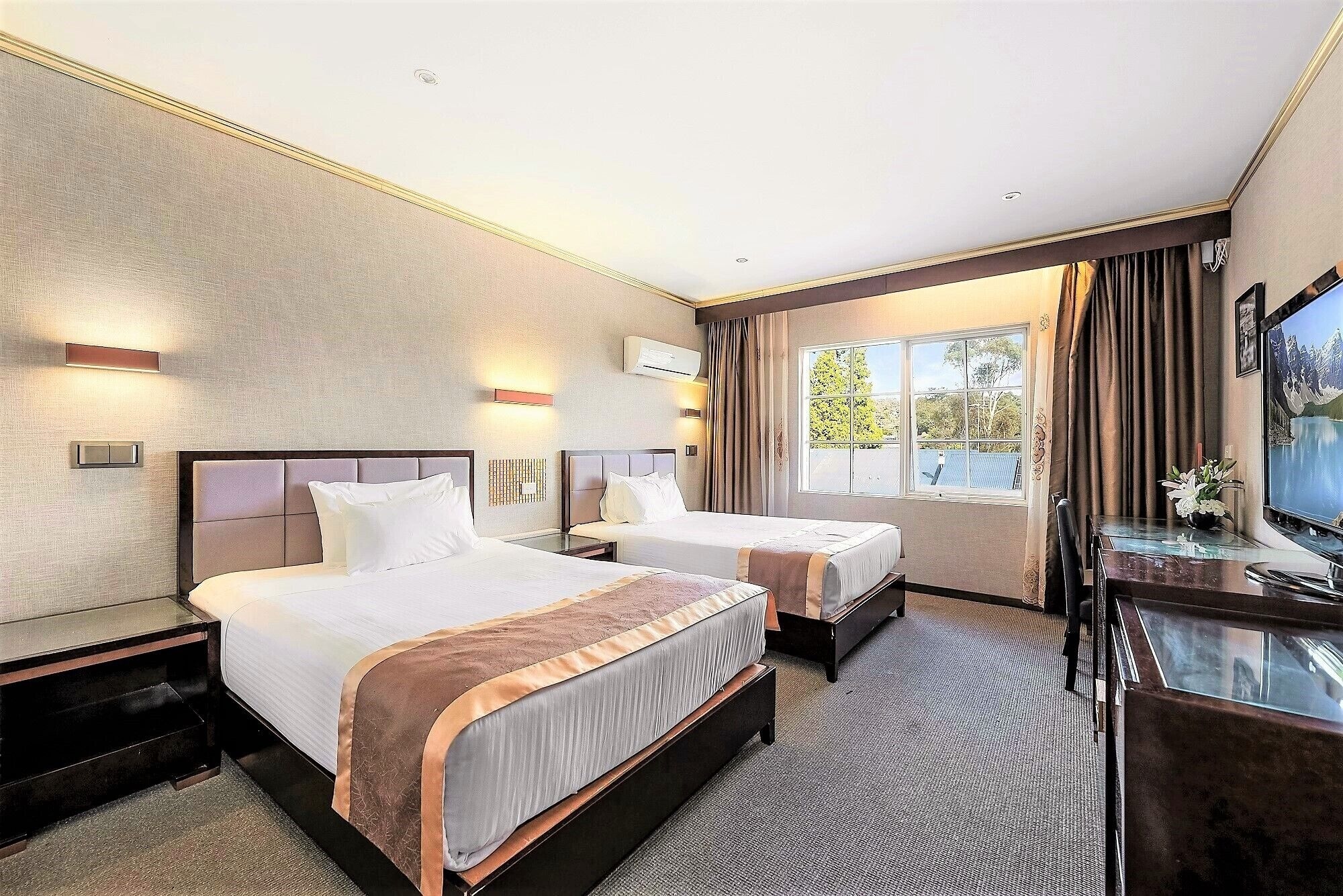 DELUXE, 2 DOUBLE BEDS