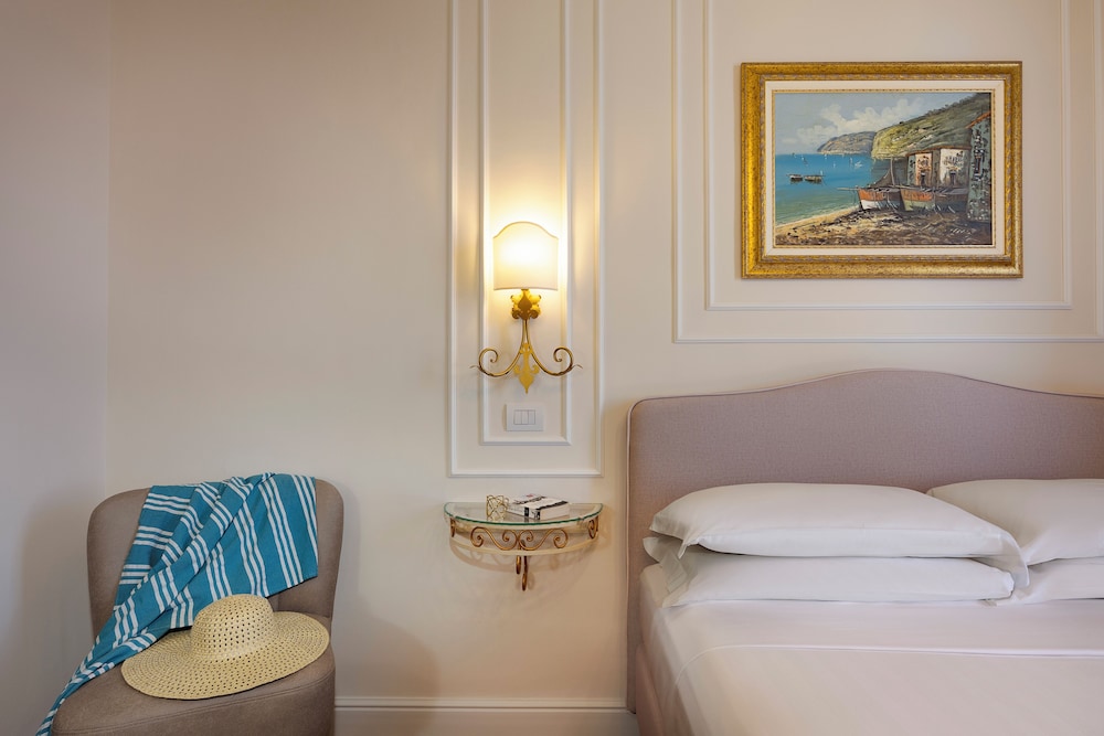 غرفة سوبيريور بسرير كوين بإطلالة على البحر بشرفة، Hotel La Pensione Svizzera 9/10