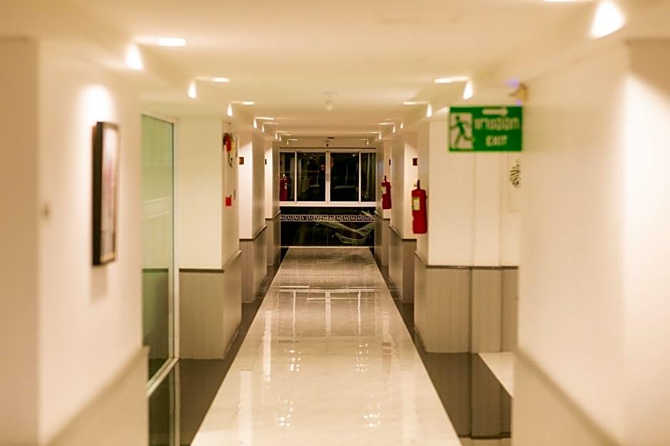 THE MERCY HOTEL 3/43