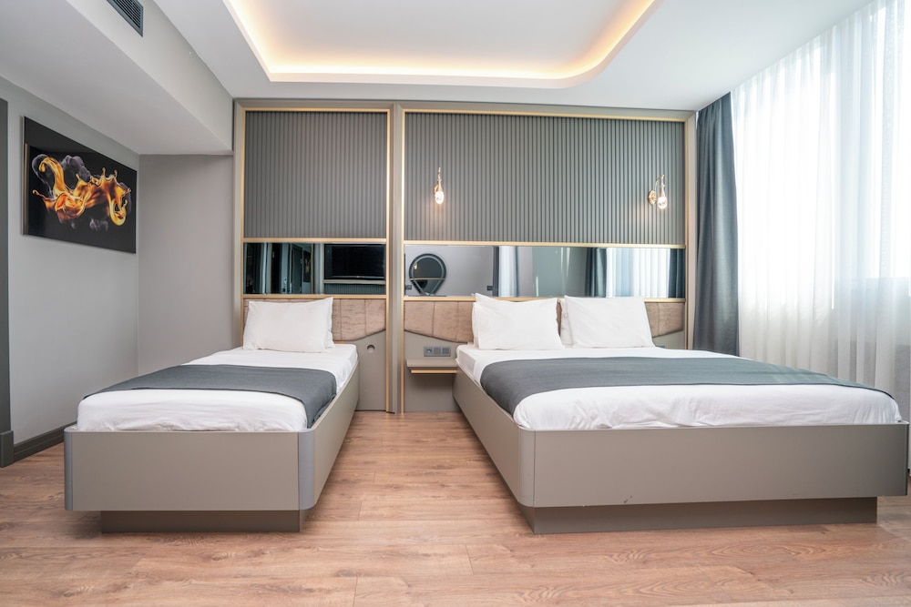 216 Ruby Suite 12/43