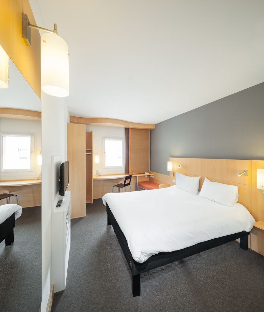 ROOM, TWIN BEDS