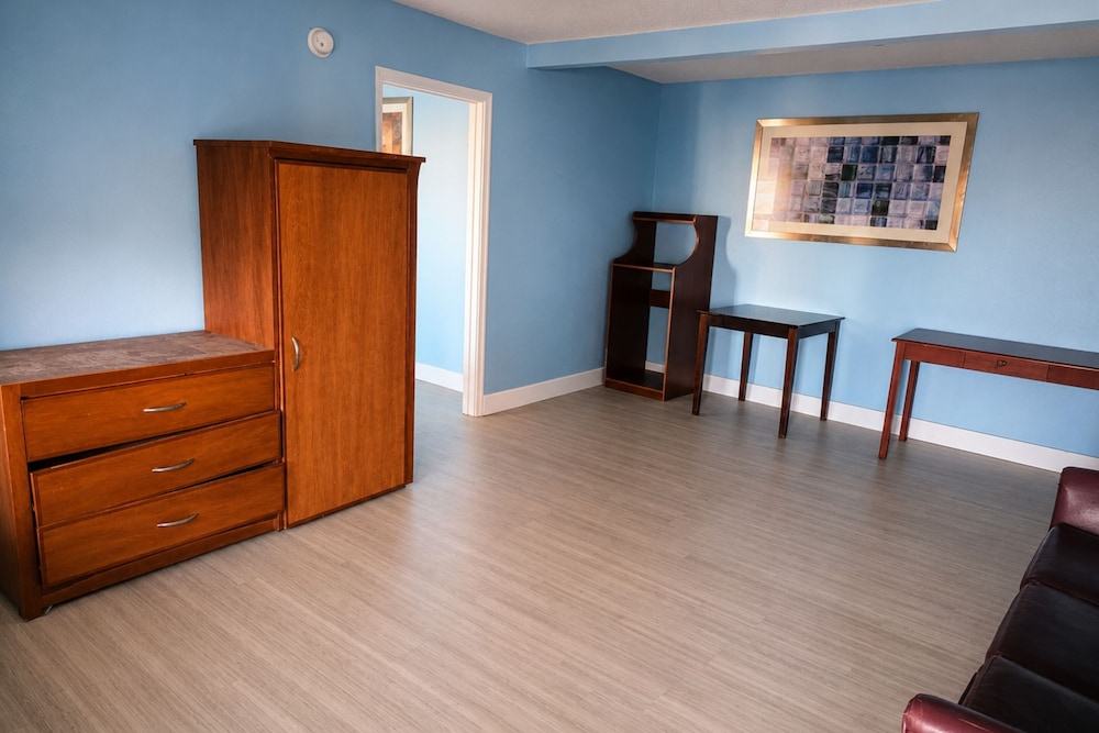 Blue Way Inn Suites Wichita East 28/37