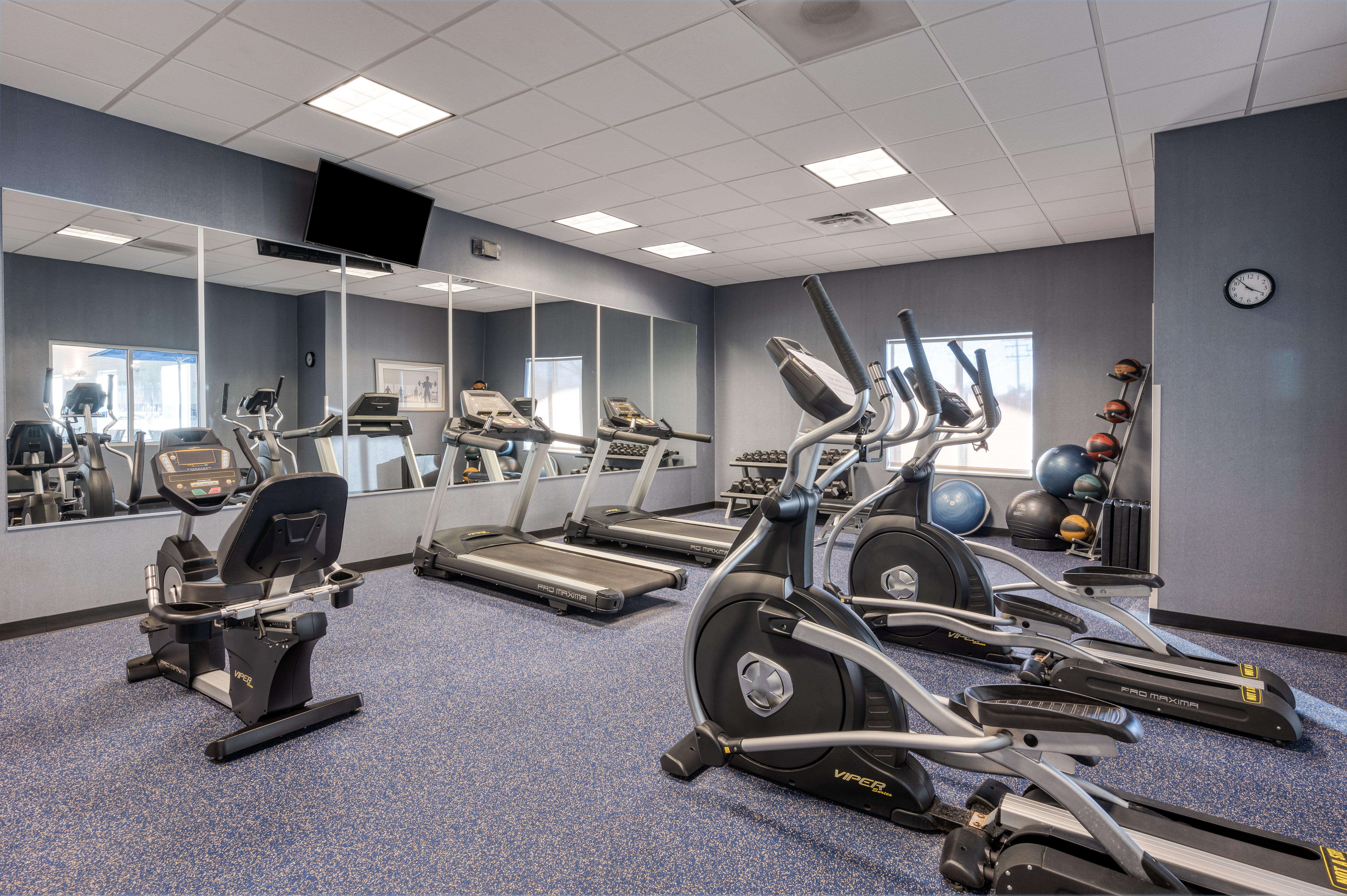 Holiday Inn Express Suites Edwardsville 24/45