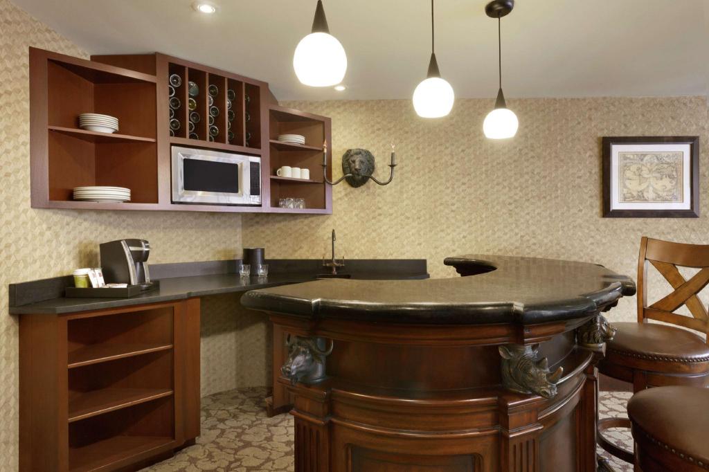 Safari, Suite, King Bed, Jetted Tub