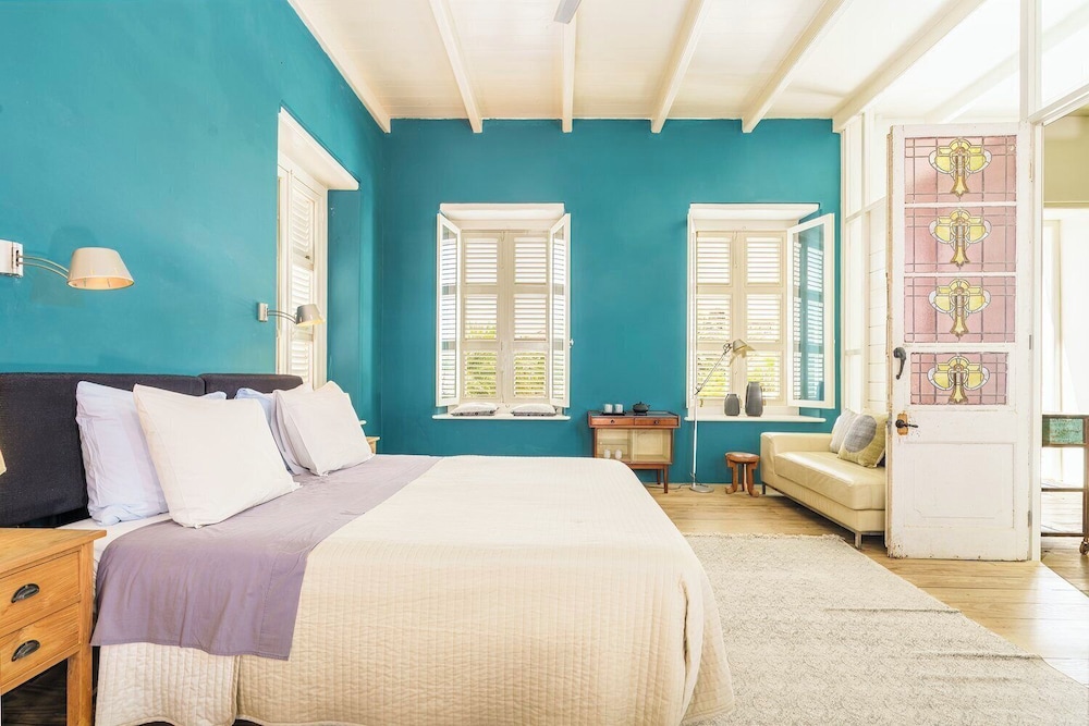 SIGNATURE, KING BED