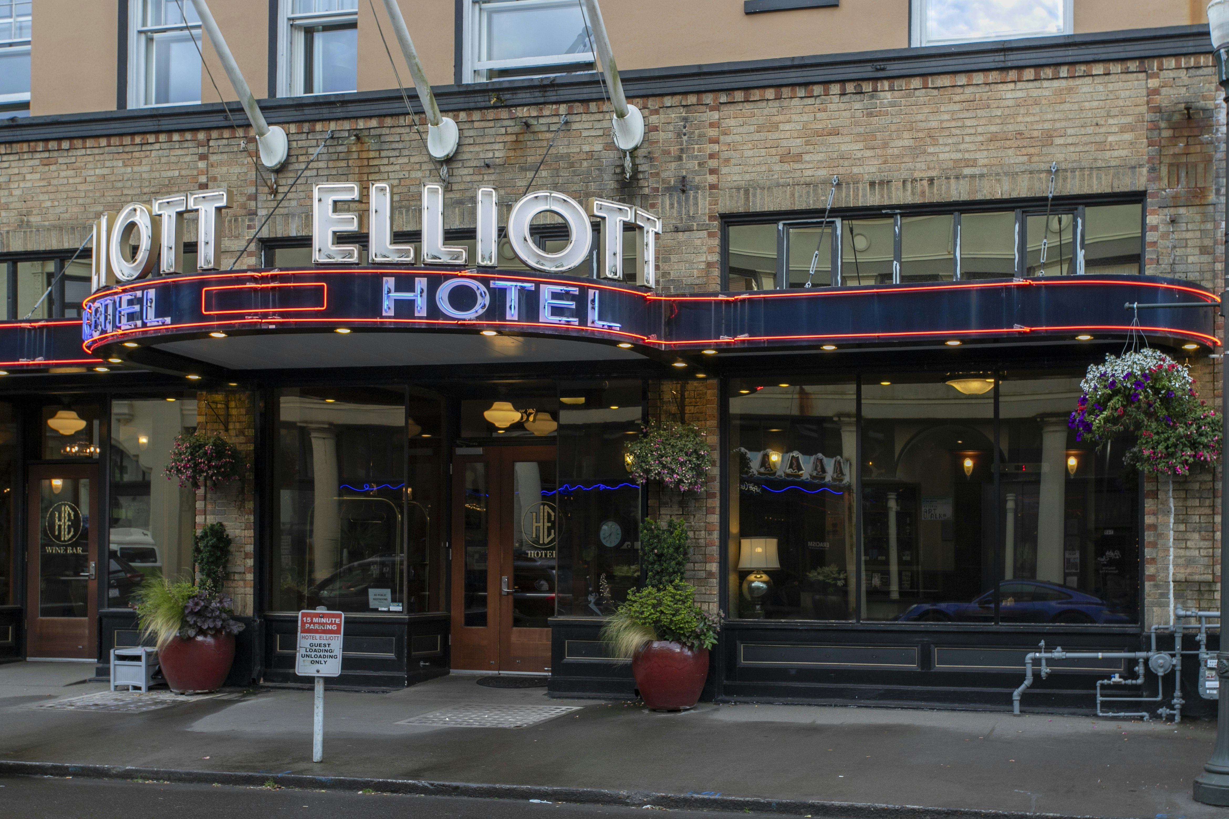 Hotel Elliott 2/77