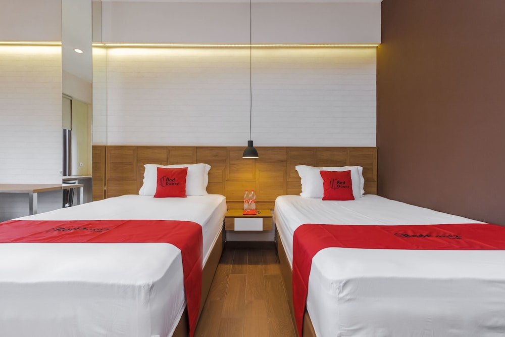 RedDoorz Plus @ CBD Bintaro 12/56
