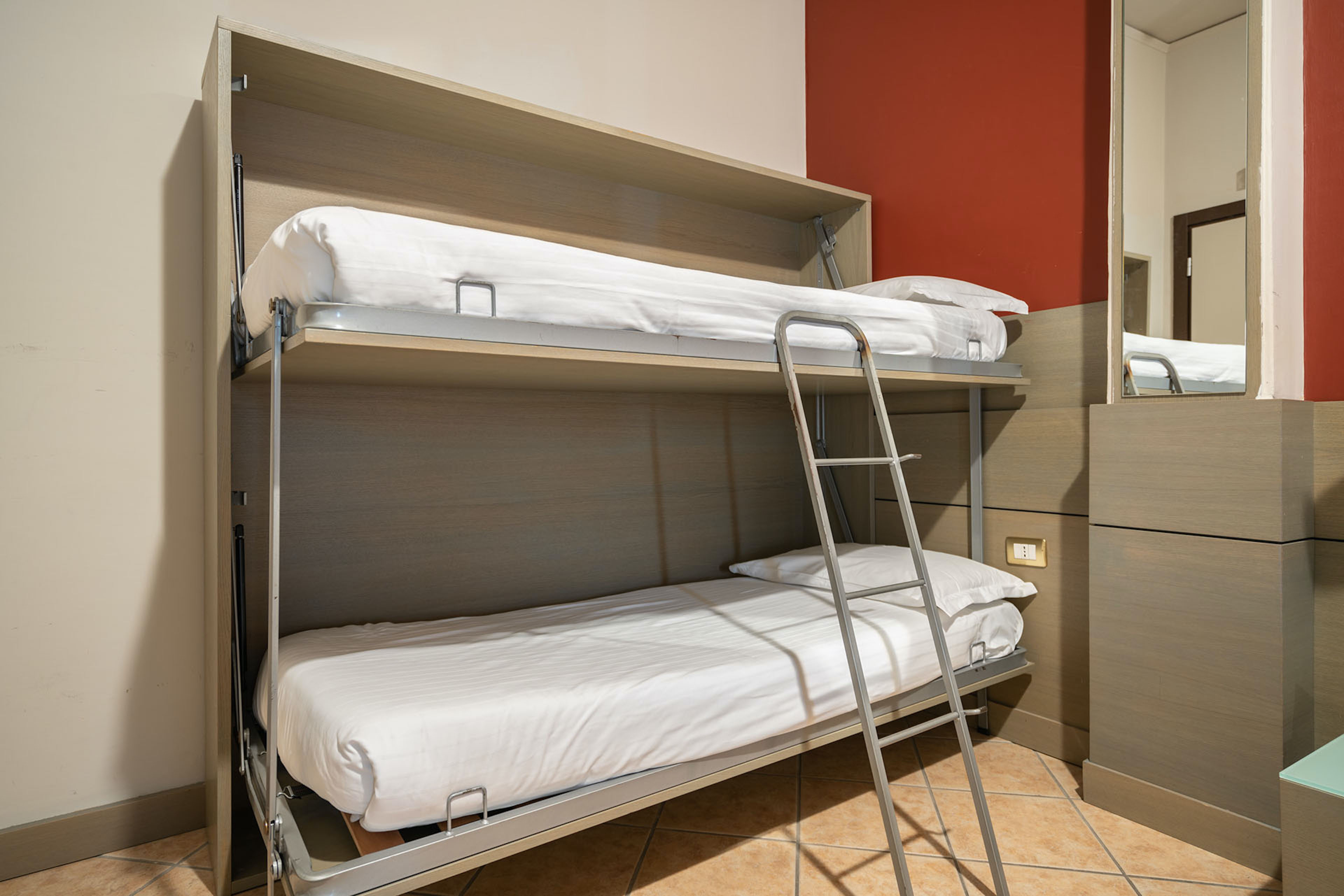 غرفة رباعية، Hotel Palace 3/6