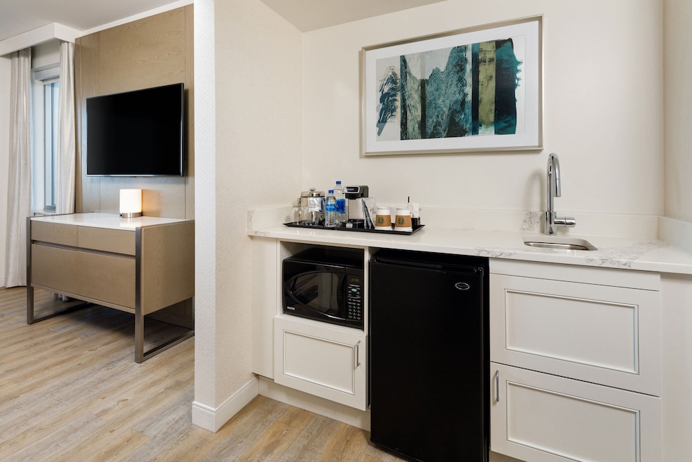 1 Bedroom, Deluxe, Suite, King Bed, Sofa