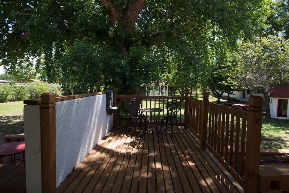 Red Horse Vineyard Bed & Breakfast 65/66