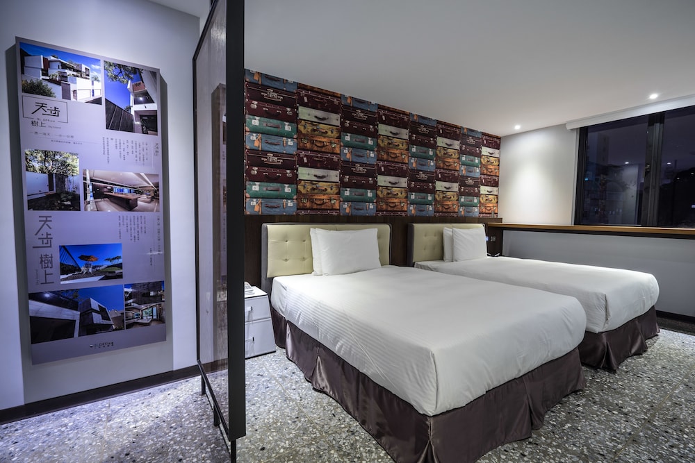 3 Door Hotel 26/76