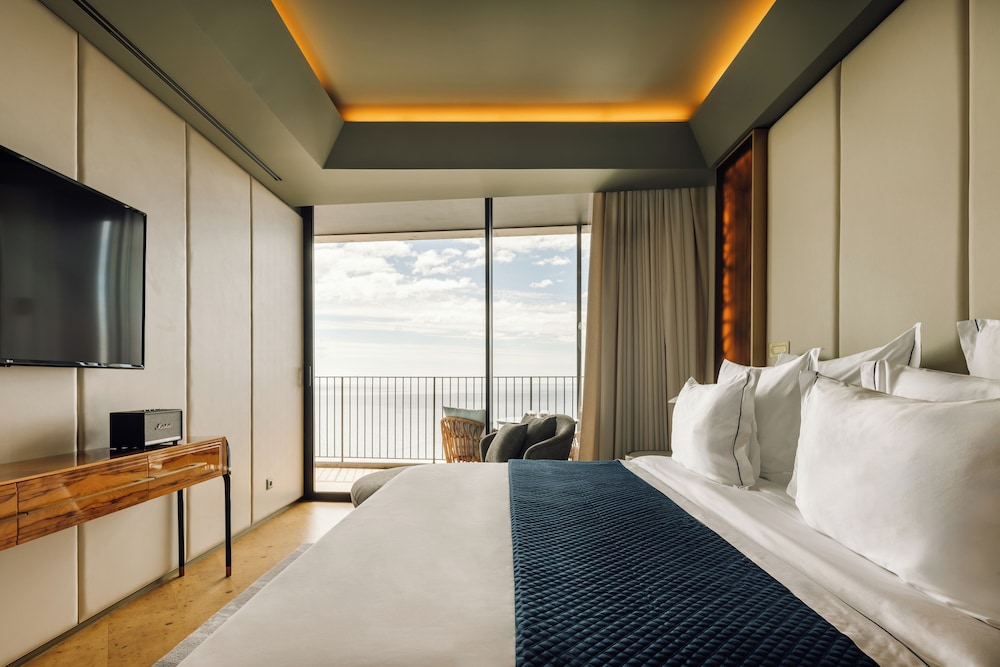 Pool, Suite, Queen Bed, Corner