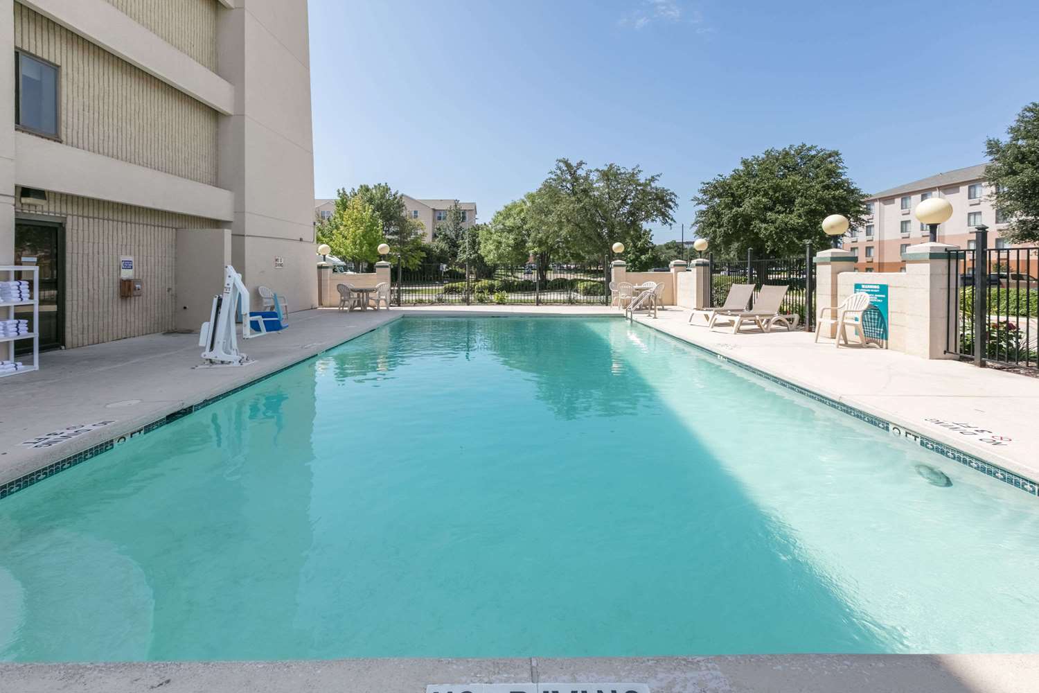 Baymont By Wyndham Arlington At Six Flags Dr 25/41