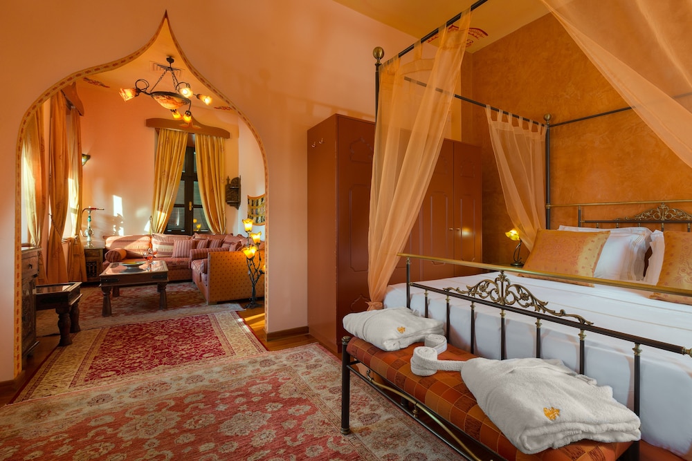Deluxe, Suite, 1 King and 1 Single Beds, Partial Sea View, Jetted Tub