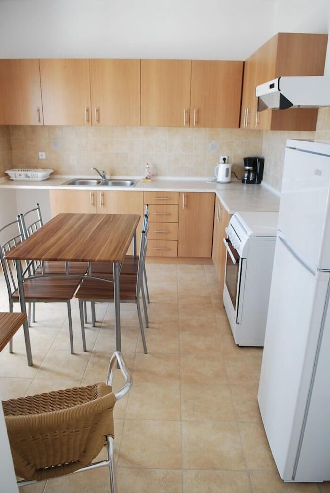 Gennadi Gardens Apartments 10/25