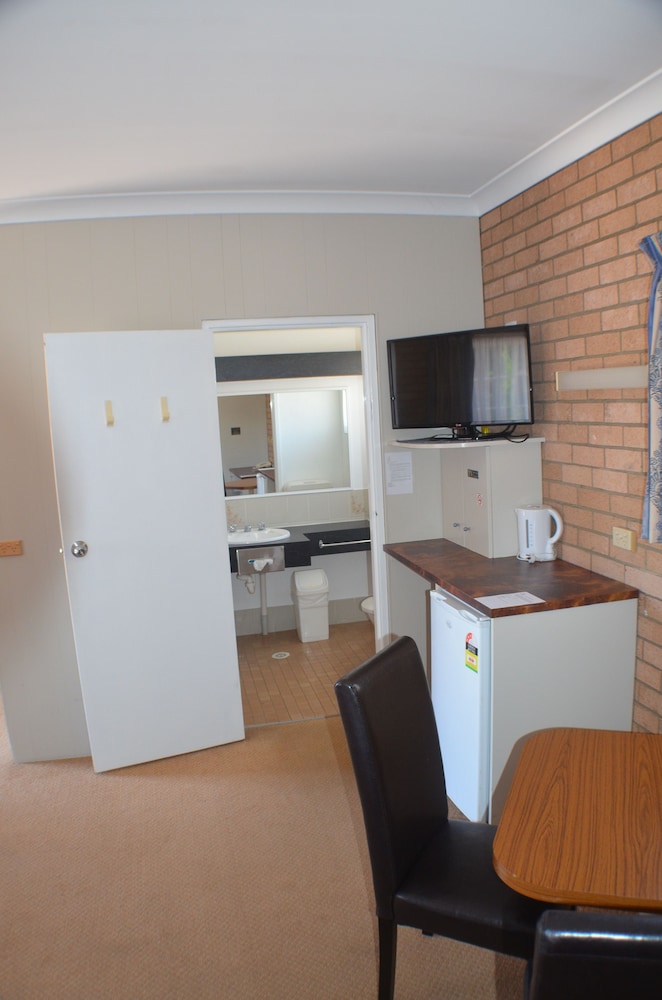 Deer Park Motor Inn And Restaurant 28/50