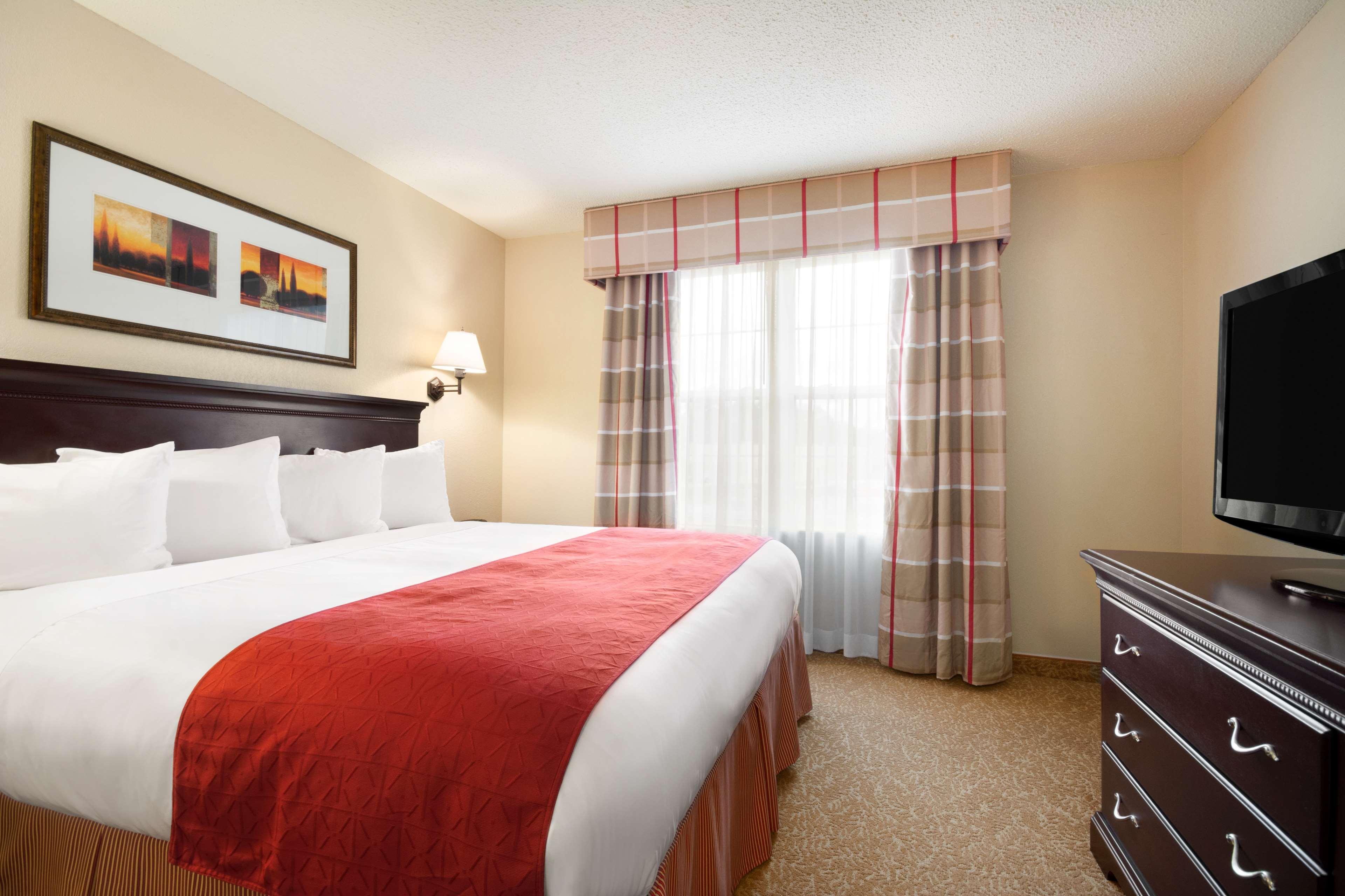 SUITE, KING BED